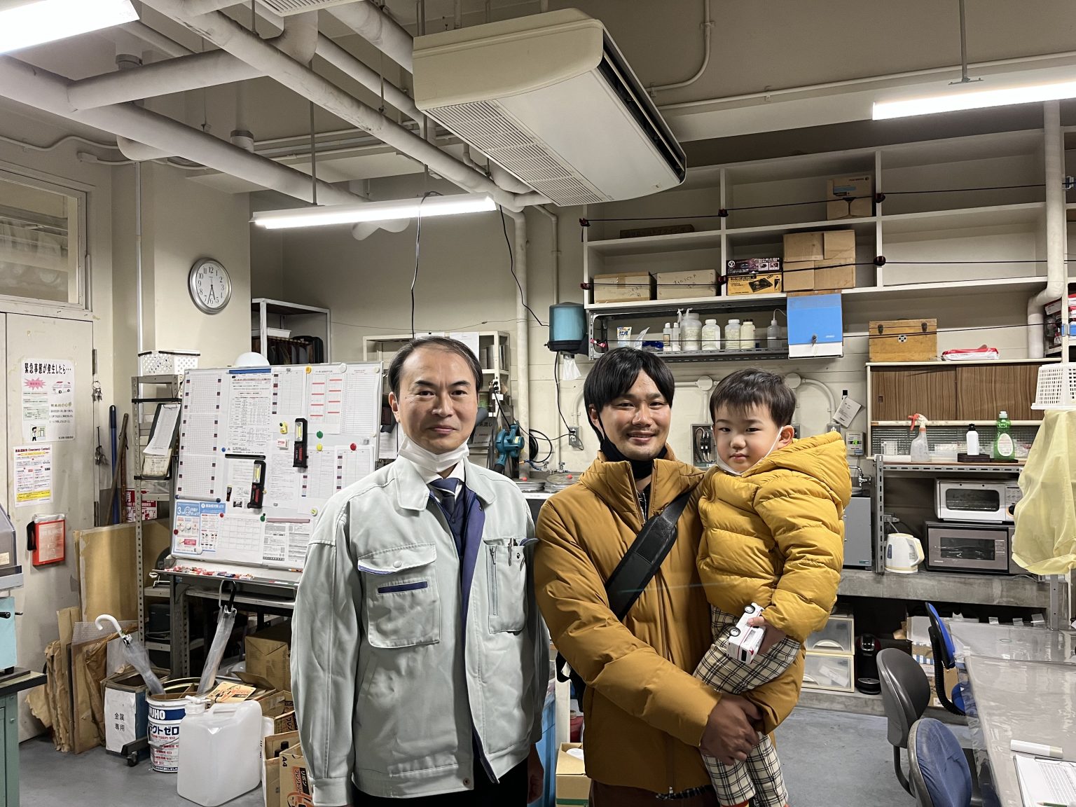 2013年大学院修了のOBがお子さんを連れて研究室を訪ねてくれました。 – 機能材料研究室
